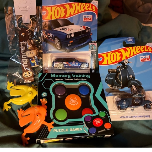 MEMORY LEARNING-LABUBU KEY RING, HOT WHEELS, 2 JUMP FROGS,SLAP BRACELETS&MORE - Picture 2 of 6